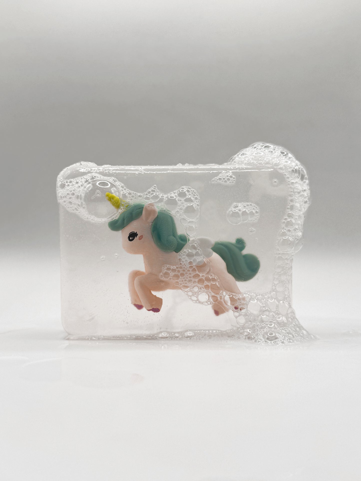 Savon transparent avec figurine - Licornes